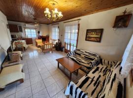 Peaceful 2-bedroom house 800m from beach, Hotel in Néoi Epivátai