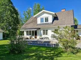 Beautiful Home In Gräddö With Wifi