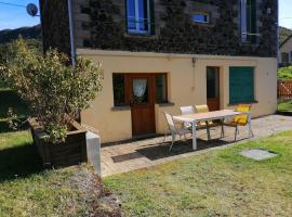 Gîte de la tortue - rez de jardin, hôtel à Murol