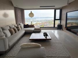 Cozy Lakefront Getaway, hotel u gradu Vuhan