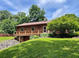 Viesnīca Relaxing Family Cabin with Pool &Hot Tub! Sleeps 5! pilsētā Našvila
