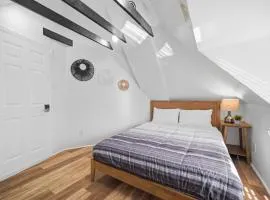 Dormont, Pittsburgh !D Stylish and Unique Private Bedroom with Shared Bathroom