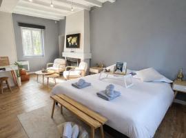 Suite Une Bulle d Evidence avec baignoire spa, hotel i Saumur