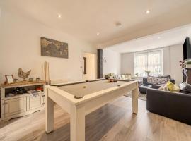 Spacious 4-Bed Welsh Valley Retreat with Hot Tub, Hotel in Aberaman