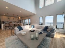Luxury Chesapeake Bayfront Home w Private Beach, hotel a Lusby