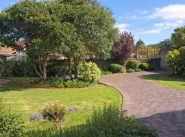 Comfy Convenient Home, Sandton, WiFi, Gautrain Bus Route, Near Hospitals, N1 M1 N3 easy access