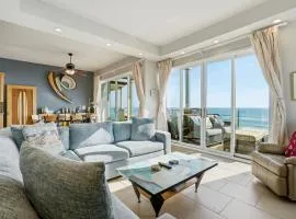 Oceanfront 3BR Condo, Balcony, Fire Pit, Shared Beach, Sleeps 6