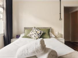 Cozy Croydon home with private garden & free parking contractors & family, hotel a Croydon