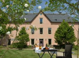 HÔTEL LA FERME DE BOURRAN - RODEZ - parking privé avec bornes pour voitures électriques、ロデーズのホテル