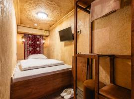 Alladin Capsule Hotel, hotel a Almaty
