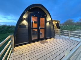Dolafon luxury glamping pod 3 with hot tub and bathroom, Hotel in St Asaph