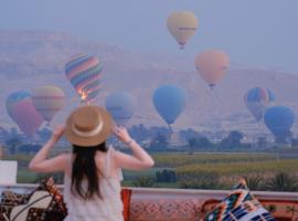Balloon View House, Hotel in Al Karnak