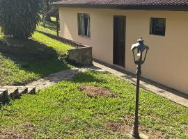 Casa de campo com muito espaço e poucos metros do centro da cidade โรงแรมในติบาจิ