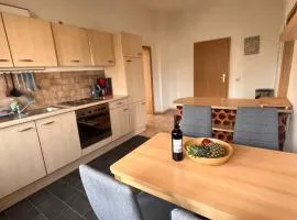 Schöne Ruhige Monteurwohnung bei Bayreuth mit Parkplatz, Küche, Internet, TV, Waschmaschine, Trockner