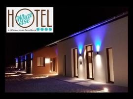 What Else Hotel: Saint-Vulbas şehrinde bir otoparklı otel