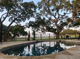 Viesnīca Windmill House -Guest Cottage with Shared Pool pilsētā Bergheim