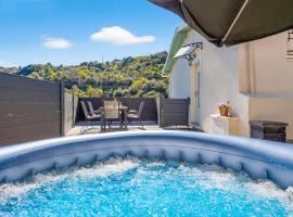 ACACIAS - Agréable maison mitoyenne - Jacuzzi - Parking privé, hôtel à Menton