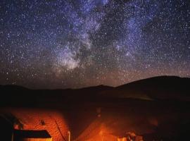 Sahara wild camping, hotelli kohteessa Mhamid