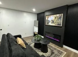 Elegant home 10 mins drive to Detroit and Windsor border and 3mins drive to Windsor Airport