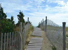 Oceanfront Beach Badgesequipment Wifi Decks Hot Tub Outdoor Shower – hotel w mieście North Beach