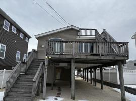 Single Family Ship Bottom Bayside Deck Private Yard Wifi High Speed Internet Central Air Ship Bottom Bay Side Raised Ranch, 2 Decks Close To, Hotel in Ship Bottom