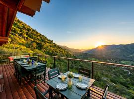 4 Kings Log Cabin 150 Acres Spectacular Views, hotel em Three Rivers