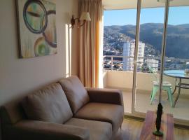 Beautiful apartment overlooking Valparaíso Bay, hotel a Valparaíso