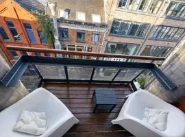Central Apt + Balcony | Walk to Bars & Shops