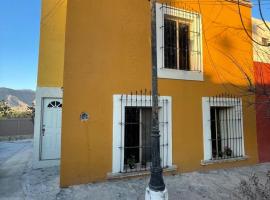 Yellow House, Private Apartment, Centro Arteaga، فندق في أرتياغا