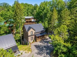 New Luxury Vacation Home Cabin in Smoky Gatlinburg - Theater Room, hotel v destinaci Gatlinburg