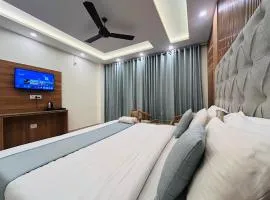 Oakleaf Hotel & Resort - A Classic Rooms & Prime Location Near Library Chowk