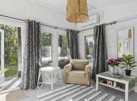 Three cozy cottages, sauna and big yard all included, hotel u gradu Lohja