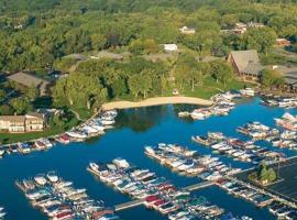 Lodgings at Pioneer Lane, hotel in Lake Geneva