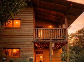 Beehouse Arví Cabaña – hotel w mieście Guarne