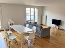 Penthouse Loft with Rooftop Terrace 50sqm, Hot Tub, Open Modern Kitchen, 2 BR, City Center, hotel i Basel