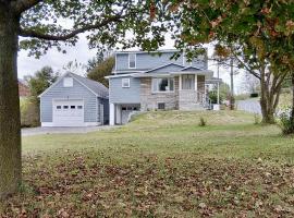 Quiet Comfort Near the Heart of Johnstown home, ξενοδοχείο σε Johnstown