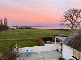 Hyggelig feriebolig med havudsigt, hotel Marstalban