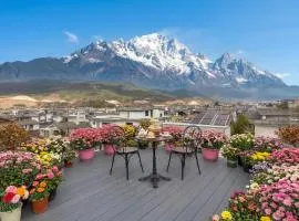 Lijiang Painted Mountain Cloud House Boutique B&B