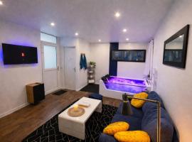 La Bulle Bleue Jacuzzi – hotel w Épernay