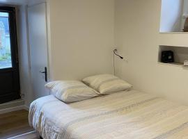 Dépendance dans un jardin de centre ville Lacambradeljardin, hotel en Cintegabelle