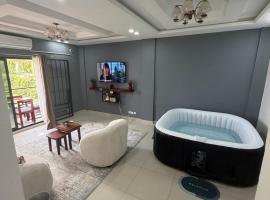 TheSpaHouse Douala with Jacuzzi, hotel u gradu 'Douala'