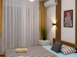Serana Stays Modern Rooms with Private Bathroom, Free WiFi & Parking, Central Pejë