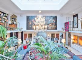 Historic Cinema Suite with Private Art Collection - Basel, Hotel in Basel