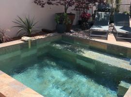 Magnifique villa bohème avec piscine, hotel in Baillargues