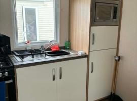 Leysdown-on-Sea में, होटल Lodge on Harts holiday village, leysdown,fascities on sight, indoor swimming pool, entertainment etc, please note park passes can be purchased at reception