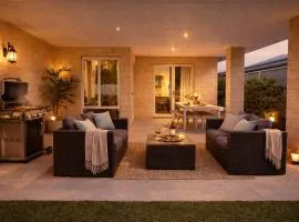 Luxury Beach House, Sleeps 8, Walk to Beach