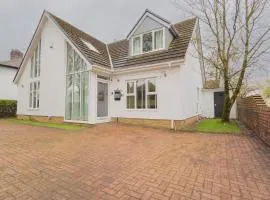 6BR Luxury Detached Mansion With Games Room & Hot Tub & Free Parking & Fast WiFi