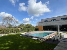 Executive Villa with pool, hotel a Londerzeel