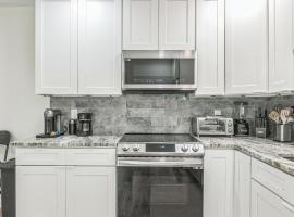 Mandarin Retreat Pool Hot tub King Bed Smart Tvs, hotel in Jacksonville