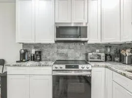 Mandarin Retreat Pool Hot tub King Bed Smart Tvs